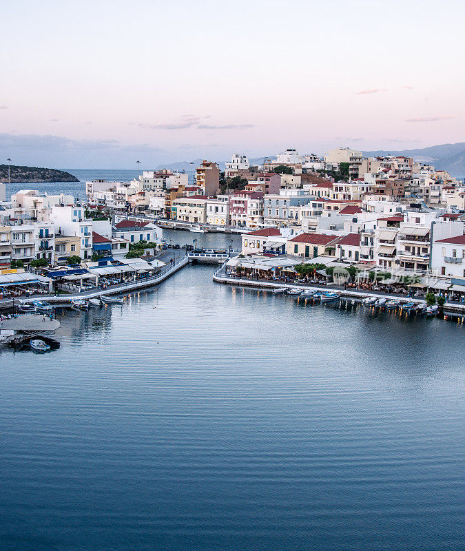 克里特岛的Agios Nikolaos镇和Voulismeni湖